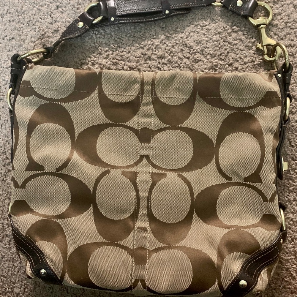 Signature Coach shoulder bag